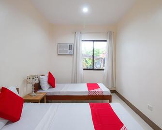 OYO 781 Junie Pension House - Moalboal - Slaapkamer