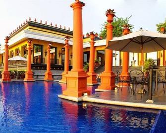 Zephyr Palace - Herradura - Pool