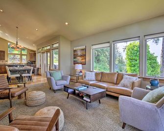 Luxe Coastal Haven w/ Bay Views & Hot Tub - Bay City - Lounge