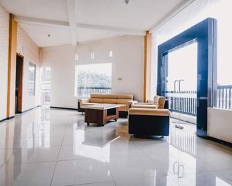 RedDoorz near Taman Rekreasi Selecta - Batu - Lobby