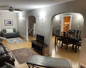 Spacious Pewaukee Lake/ Pier Access Home - Pewaukee - Sala de estar