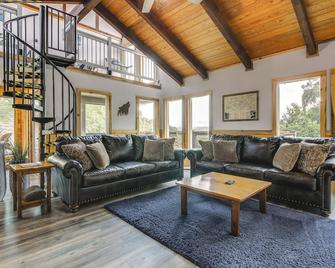 Kodak Family Cabin Game Room, Hot Tub and Mini Golf - Kodak - Living room