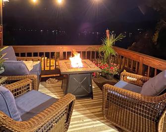 Cozy Lakeside Fall Escape; Applepick, Hi - Greenwood Lake - Balcony