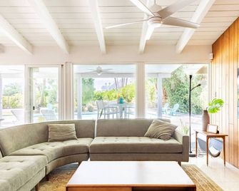 Uptown Design District Walking distance to Downtown Palm Springs! - بالم سبرينغس - غرفة معيشة