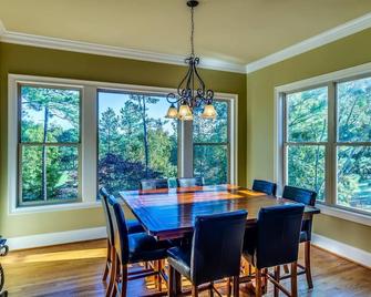 Perfect For Groups: 4 Suites, 8 Beds, 5 Tv's, Wow! - Hoover - Dining room