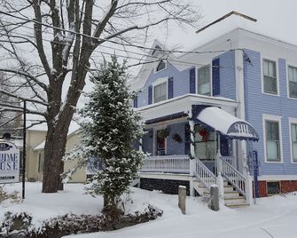 Holidae House Bed & Breakfast - Bethel - Building