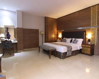Grand Amira Hotel - Surakarta - Schlafzimmer