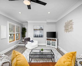 Best Location, Renovated, Walk Uptown! - 3br/3ba - Perrysburg - Living room