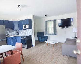 Shoreline Resort Condominiums - Penticton - Oturma odası