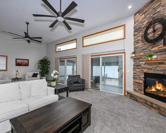 3 bed 2.5 bath Townhome - Wadsworth - Living room