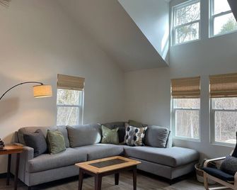 Knoxville and Smoky Mtn Riverside Retreat on the Holston with a beautiful view - Strawberry Plains - Living room