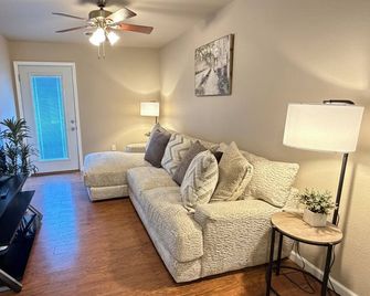 Ace Stays: Modern 1 Br Townhouse in Mt Carmel - Mount Carmel - Sala de estar