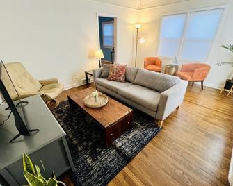 Cozy 2 bedrooms in the heart of historic Linden Hills Neighborhood - 明尼阿波利斯 - 客廳