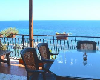 Teocle Beach rooms - Giardini Naxos - Balcón