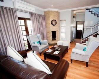 Uitzicht Guest house - Kimberley - Living room