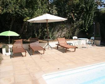 Maison Carrée is a typical French house a short walk to town with bars and shops - Chalabre - Patio