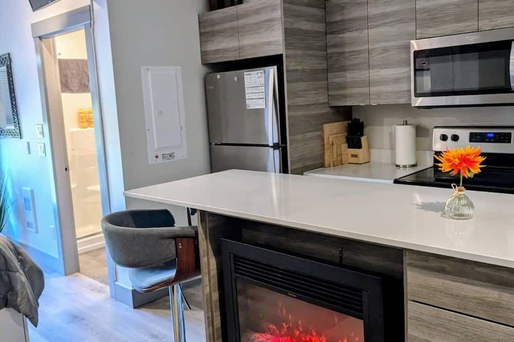 Top Floor on Okanagan Lake with AC & Heated Pool - Vernon