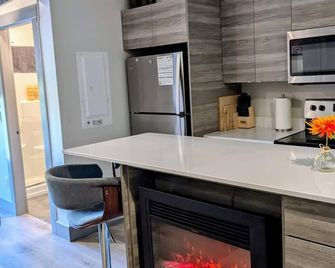 Top Floor on Okanagan Lake with AC & Heated Pool - Vernon