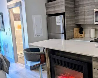 Top Floor on Okanagan Lake with AC & Heated Pool - Vernon