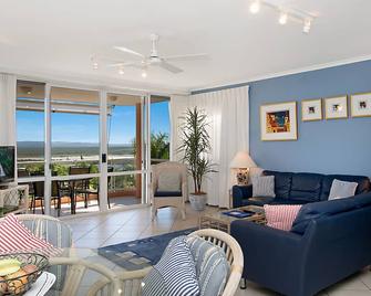 Bali Hai Apartments Noosa - Noosa Heads - Living room