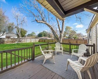 3 bedroom 1 bath WiFi Large back yard with BBQ pit - Baytown - Patio