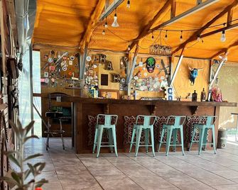 Waterfront Bandera Rustic Cabin on River-pet friendly - Bandera - Bar