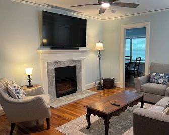 Robin's House is a charming 2-bedroom cottage steps away from downtown Landrum. - Landrum - Living room
