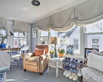 Classic Teaneck Colonial Home with A Modern Touch - Teaneck - Living room