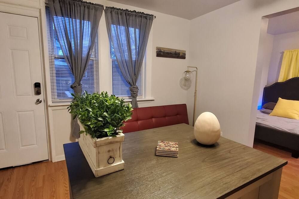 Chic, Cozy home, by Blue Line Train Stop + Free parking - Chicago - Living room