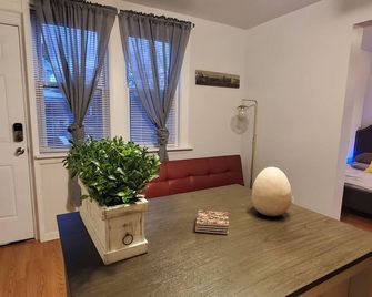 Chic, Cozy home, by Blue Line Train Stop + Free parking - Chicago - Sala de estar