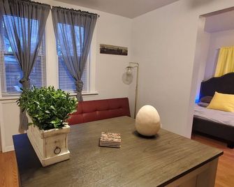 Chic, Cozy home, by Blue Line Train Stop + Free parking - Chicago - Living room