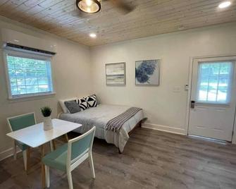 Beautifully Renovated Studio 2 Miles From Marina! - Winchester - Habitación