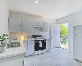 Cozy Lompoc Studio with Patio about 9 Mi to Beach - Lompoc - Kitchen