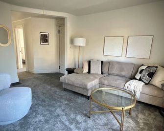 Next Level Convenience in Grand Rapids premier neighborhood - Grand Rapids - Living room