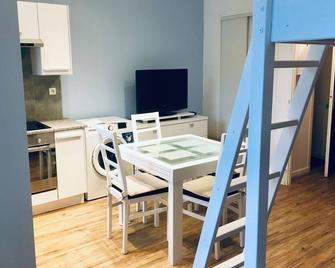 Agréable studio neuf avec vue + parking gratuit - Bagnères-de-Luchon - Dining room