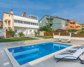 Beautiful Apartment In Novigrad - Novigrad - Bazén