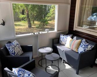 Beautiful Home In Höllviken With 1 Bedrooms - Höllviken - Living room