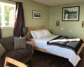 Alaskan Waterfront Studio Apartment (Wolf Suite) Vacation Rental - Sitka - Bedroom