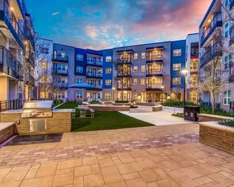 Modern & Chic 1BR Luxury Apts Close to Downtown & Airport - Austin - Building
