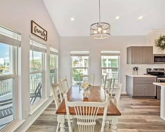 Private 3 BR Stilt Home, Shared Pool, 5-minute drive to the Beach, Dogs OK! - Corpus Christi - Dining room
