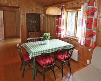 Beautyfull Cottage With Motorboat And Canoe - Säffle - Comedor