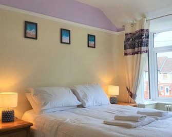 Large 5 Bedroom House Terrace Parking - Swindon - Bedroom