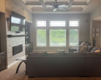 2024 Rnc - Suburban Milwaukee Home With Modern Decor And Beautiful Lower Level - Oconomowoc - Huiskamer