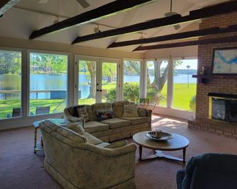 Mary's Place -A Waterfront Fisherman's Retreat On Lake Marion - Manning - Living room