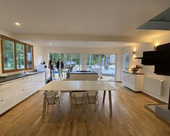 Maison atelier d'artiste dans les arbres and jacuzzi, 50 km from Paris - Gironville-sur-Essonne - Comedor