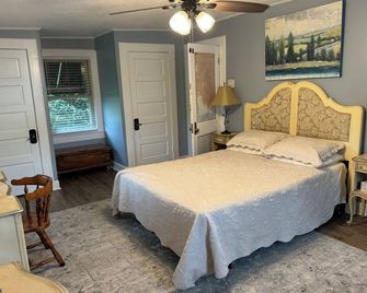 Charming and Historic Holly Cottage Carriage House in Downtown Tyler - Tyler - Bedroom