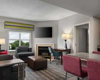 Hampton Inn & Suites Newport News-Airport (Oyster Point Area) - ניופורט ניוז - סלון