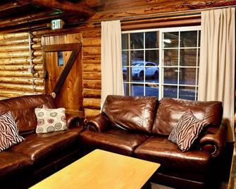 Log Cabin at Rainier Lodge (0.4 miles from entrance) - Ashford - Living room