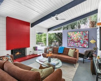 Private Las Palmas Hideaway - Luxury Meets History: Iconic Design with Stunning Mountain Views - Palm Springs - Living room