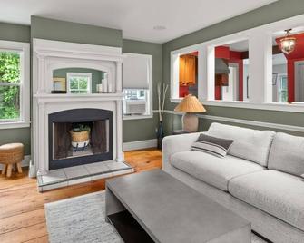 Stunning Vermont Farmhouse in Stowe Town Center - Stowe - Living room